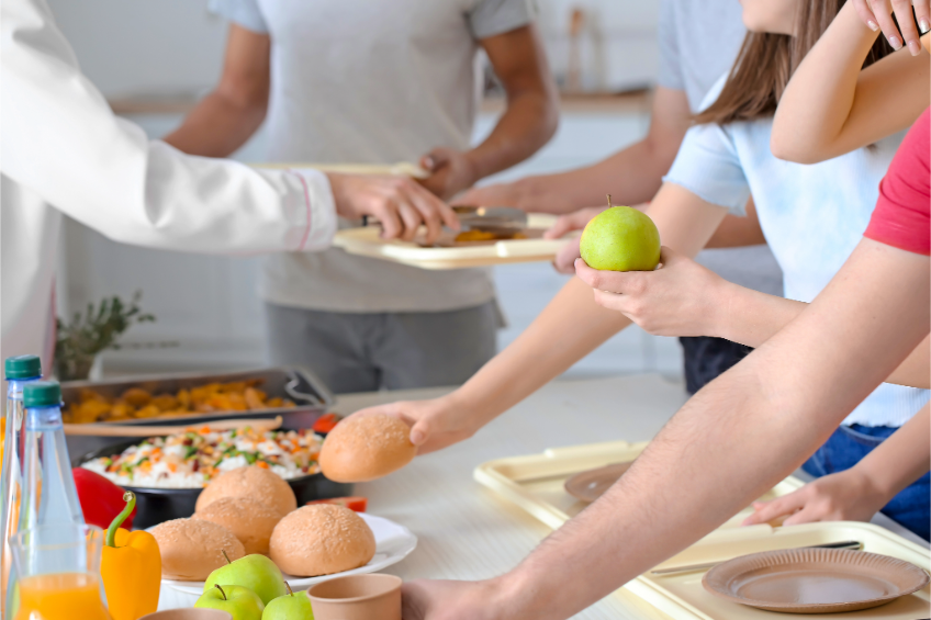 students putting food on trays